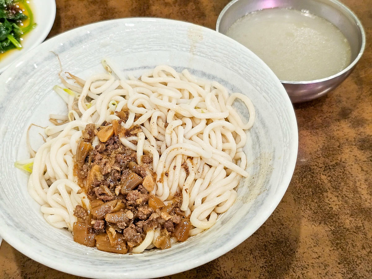 高雄五甲|金鼎牛肉麵手工水餃 冷氣開放,在地老字號排隊小吃 - 第11張圖