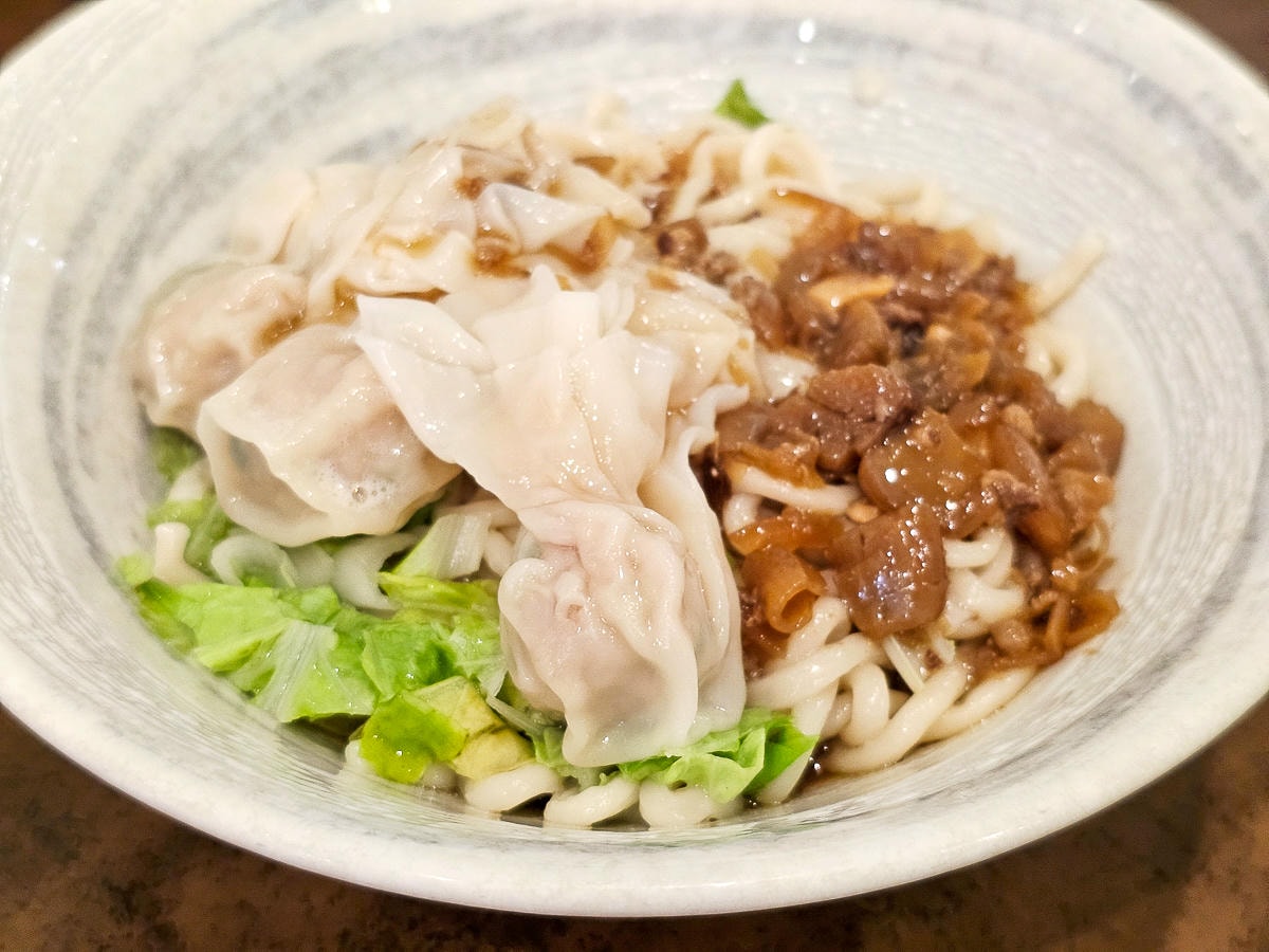 高雄五甲|金鼎牛肉麵手工水餃 冷氣開放,在地老字號排隊小吃 - 第14張圖