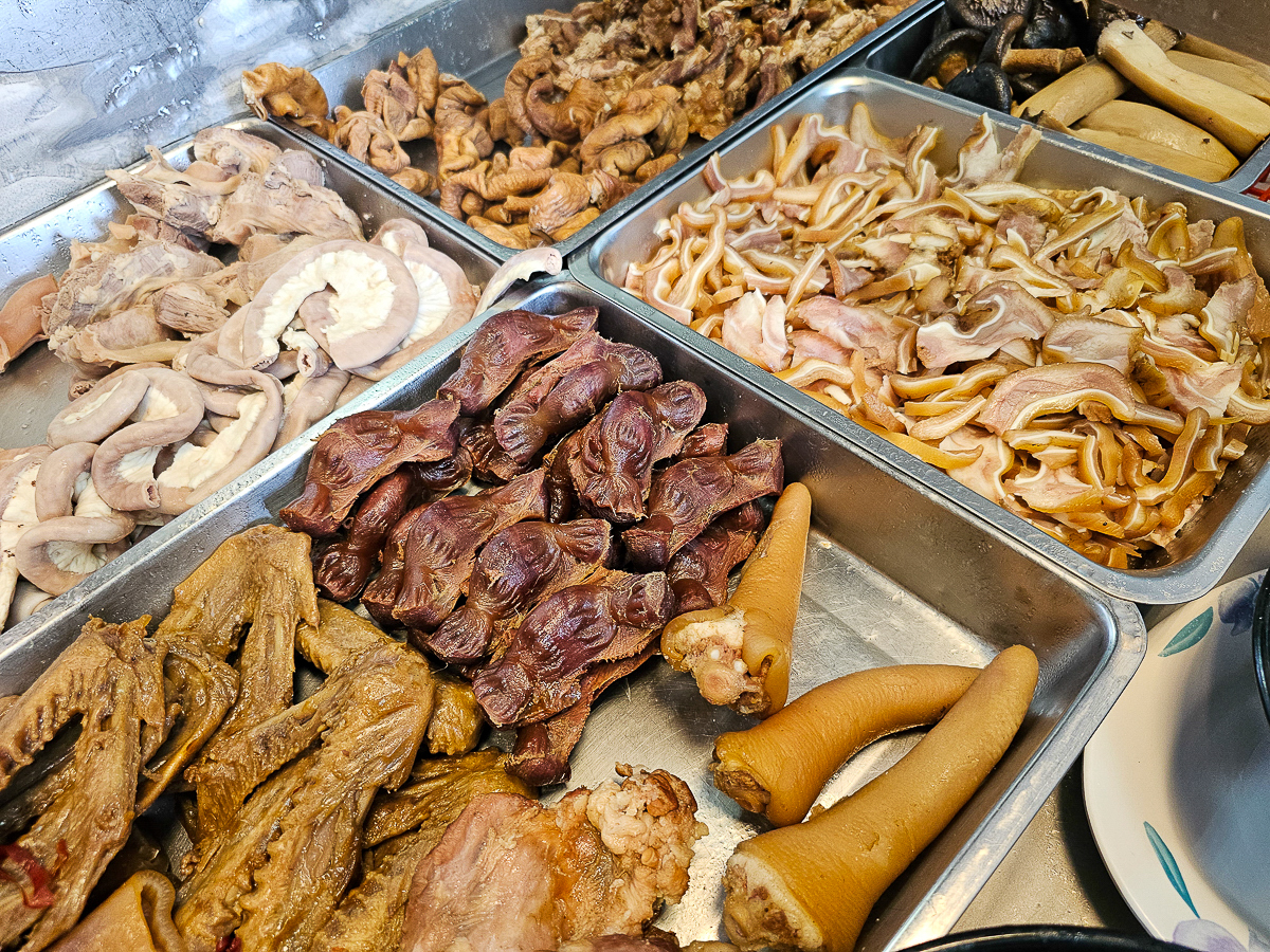 高雄苓雅｜福安陽春麵店 40年超人氣豬油拌麵 │阿美古早味紅茶 自家熬煮茶飲