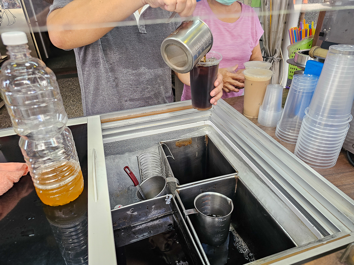 高雄苓雅｜福安陽春麵店 40年超人氣豬油拌麵 │阿美古早味紅茶 自家熬煮茶飲