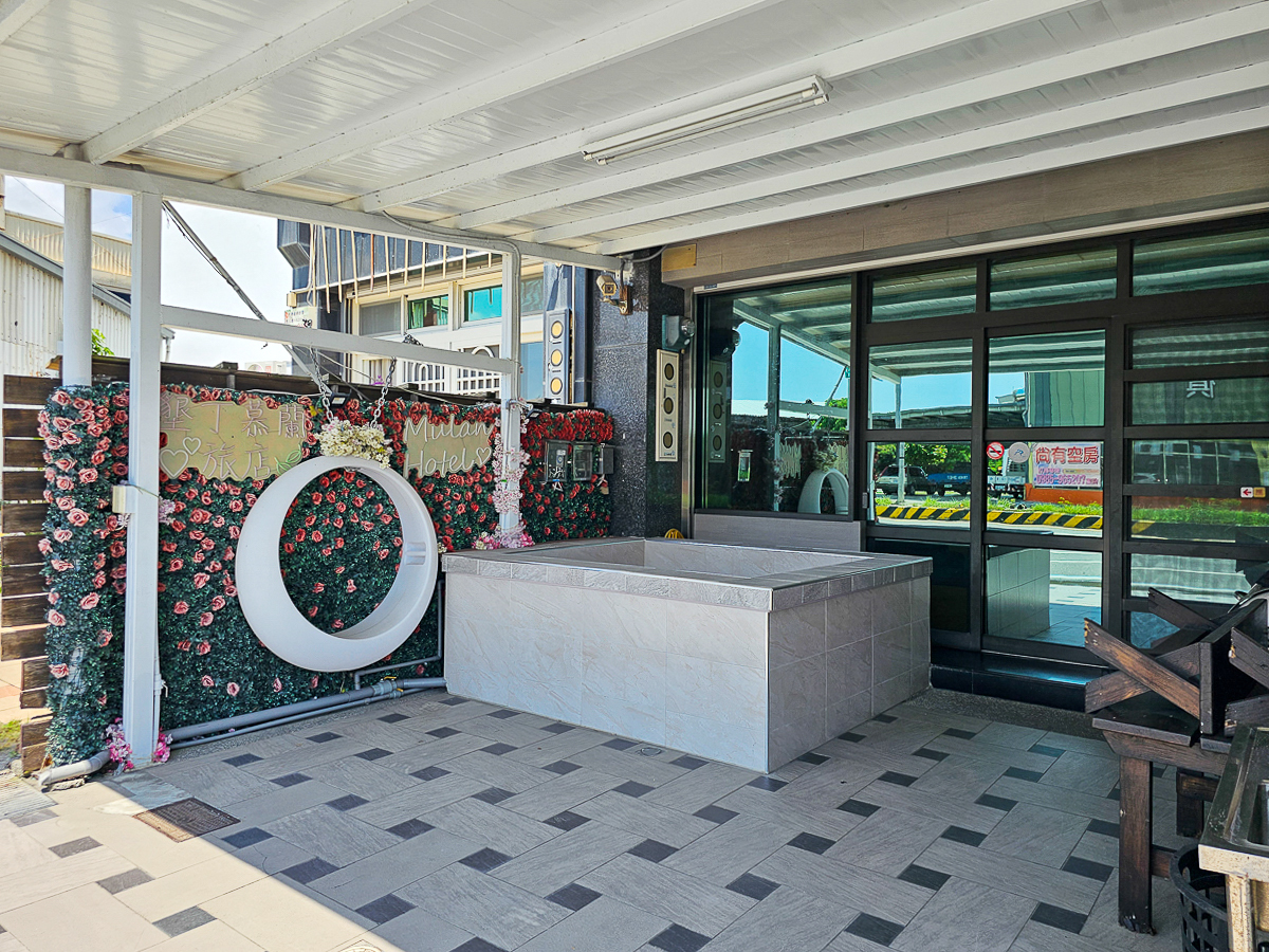 墾丁包棟住宿推薦｜墾丁慕蘭旅店 擁有KTV、電動麻將、戲水池的質感電梯民宿
