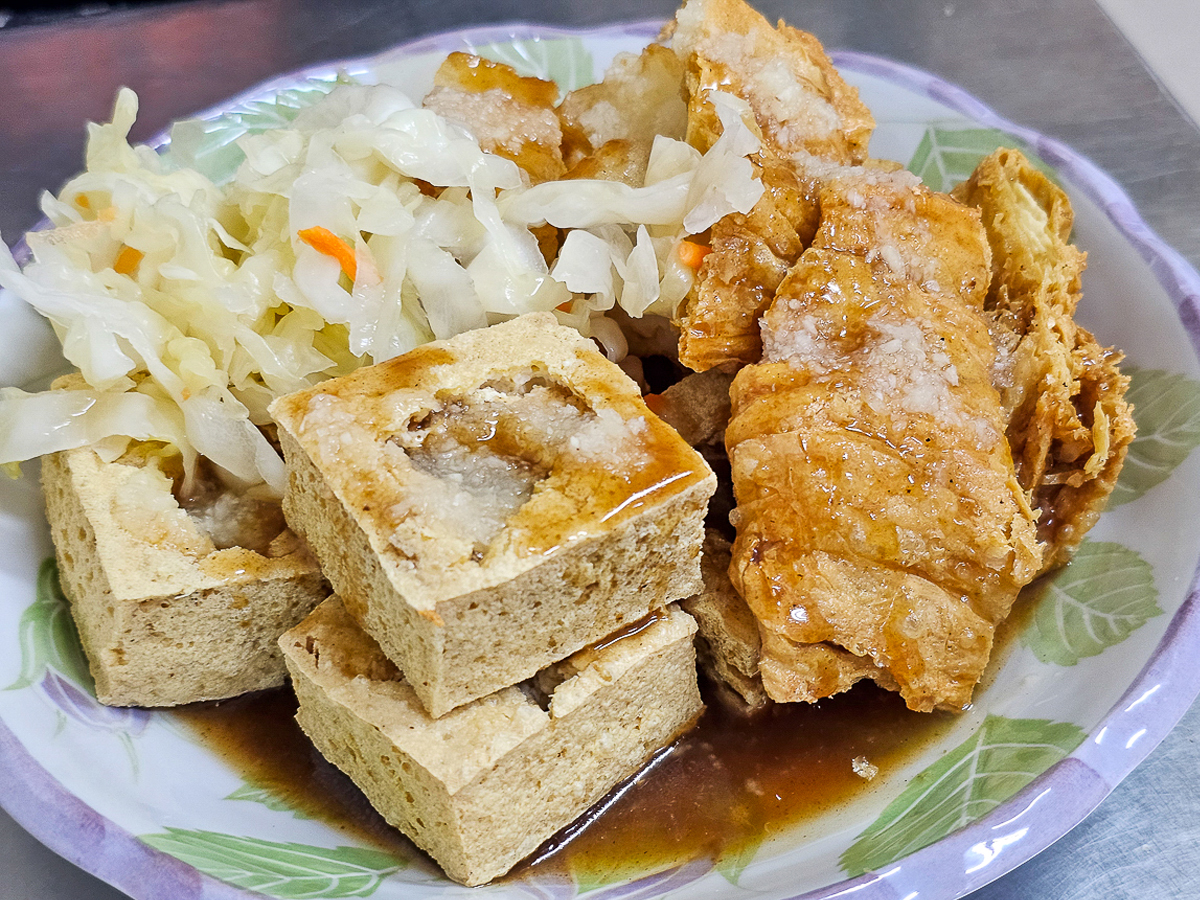 嘉義太保美食|一口酥脆皮臭豆腐 好吃到瘋掉的黑白配臭豆腐!排隊也甘願的故宮南院周邊美食 - 第7張圖 一口酥脆皮臭豆腐