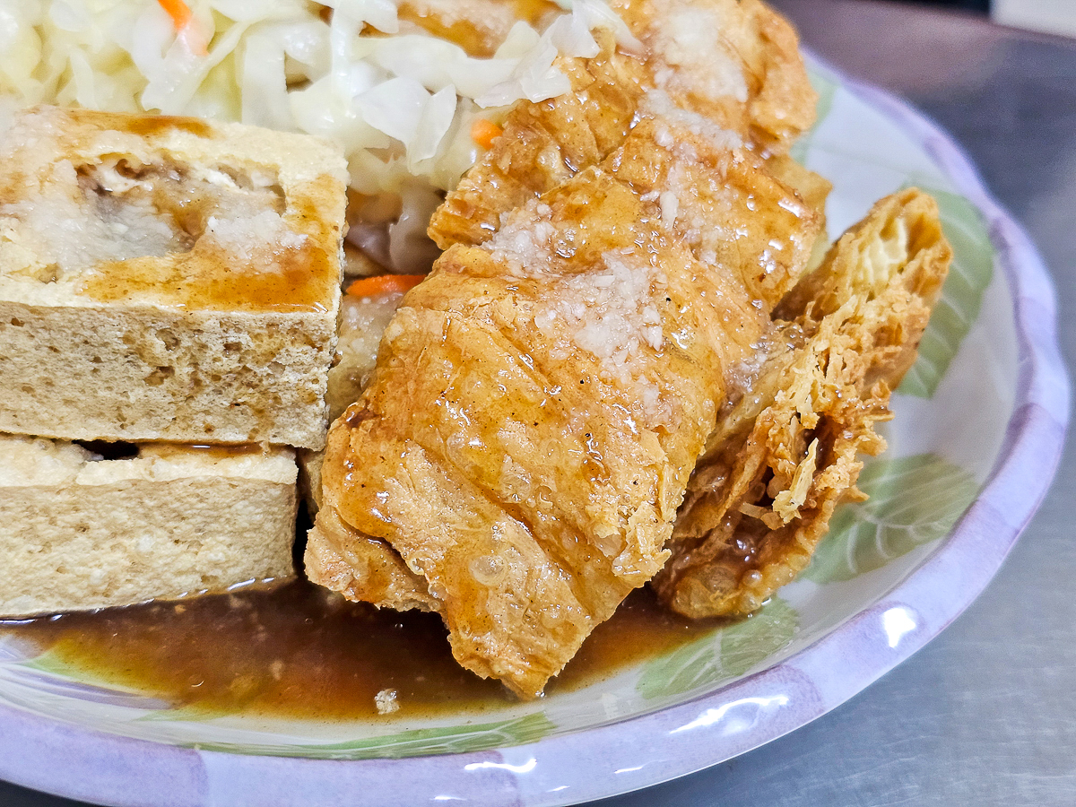 嘉義太保美食|一口酥脆皮臭豆腐 好吃到瘋掉的黑白配臭豆腐!排隊也甘願的故宮南院周邊美食 - 第8張圖 一口酥脆皮臭豆腐