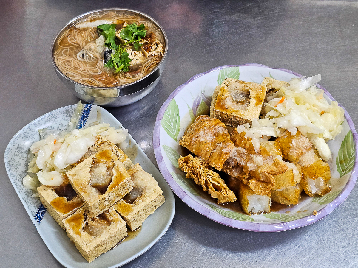 嘉義太保美食|一口酥脆皮臭豆腐 好吃到瘋掉的黑白配臭豆腐!排隊也甘願的故宮南院周邊美食 - 第6張圖 一口酥脆皮臭豆腐