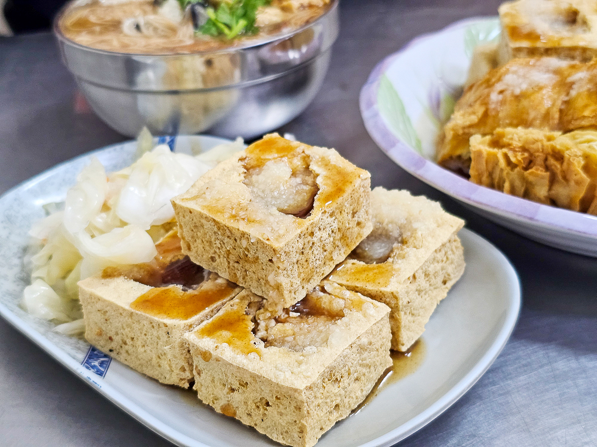 嘉義太保美食|一口酥脆皮臭豆腐 好吃到瘋掉的黑白配臭豆腐!排隊也甘願的故宮南院周邊美食 - 第9張圖 一口酥脆皮臭豆腐