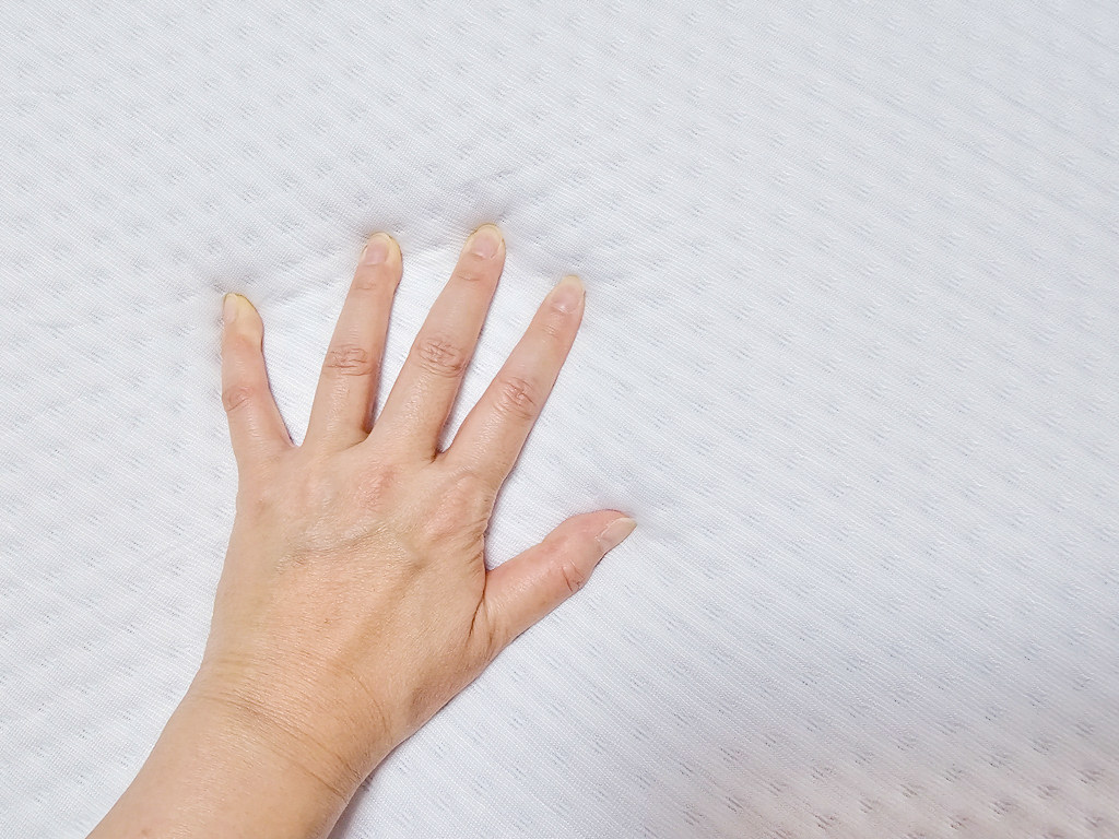 床墊推薦｜德國Emma 石墨烯黑鑽床墊，100天免費試睡，歐洲銷量第一的床墊品牌，全球累計販售超600萬張，享受夜晚被擁抱的安全感