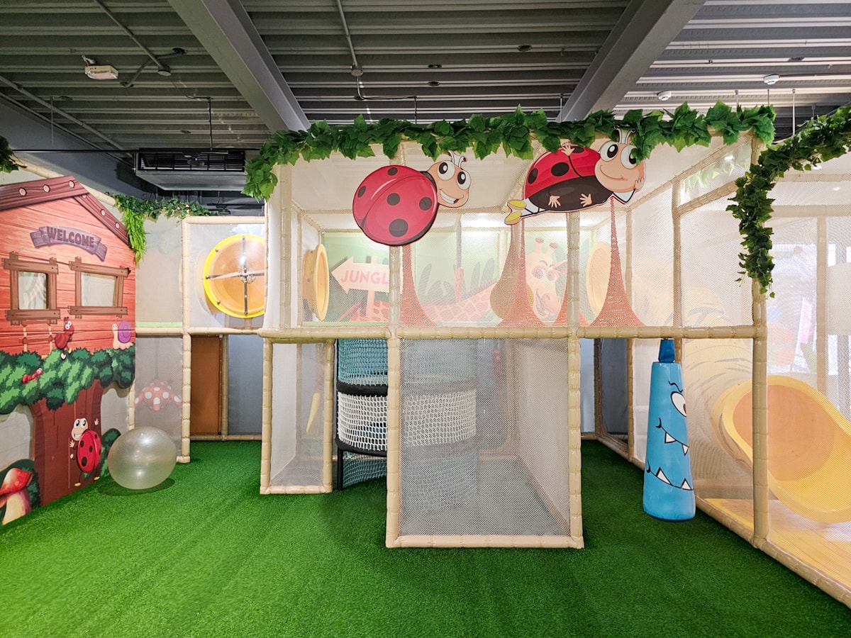 南投景點|魯魯札札咖啡親子館 日月潭最大室內親子樂園!溜小孩放電一定要來玩,伊達邵親子餐廳 - 第13張圖