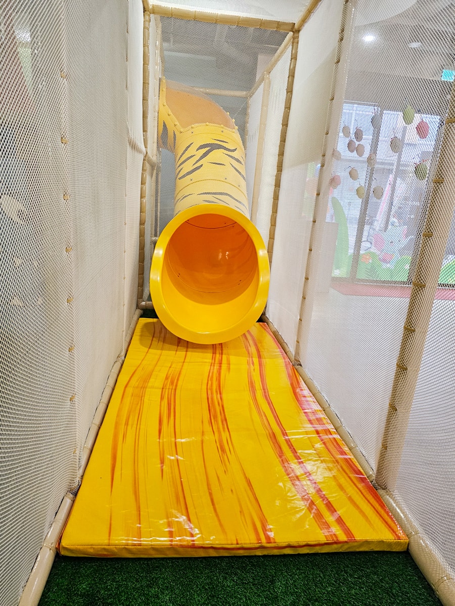 南投景點|魯魯札札咖啡親子館 日月潭最大室內親子樂園!溜小孩放電一定要來玩,伊達邵親子餐廳 - 第14張圖