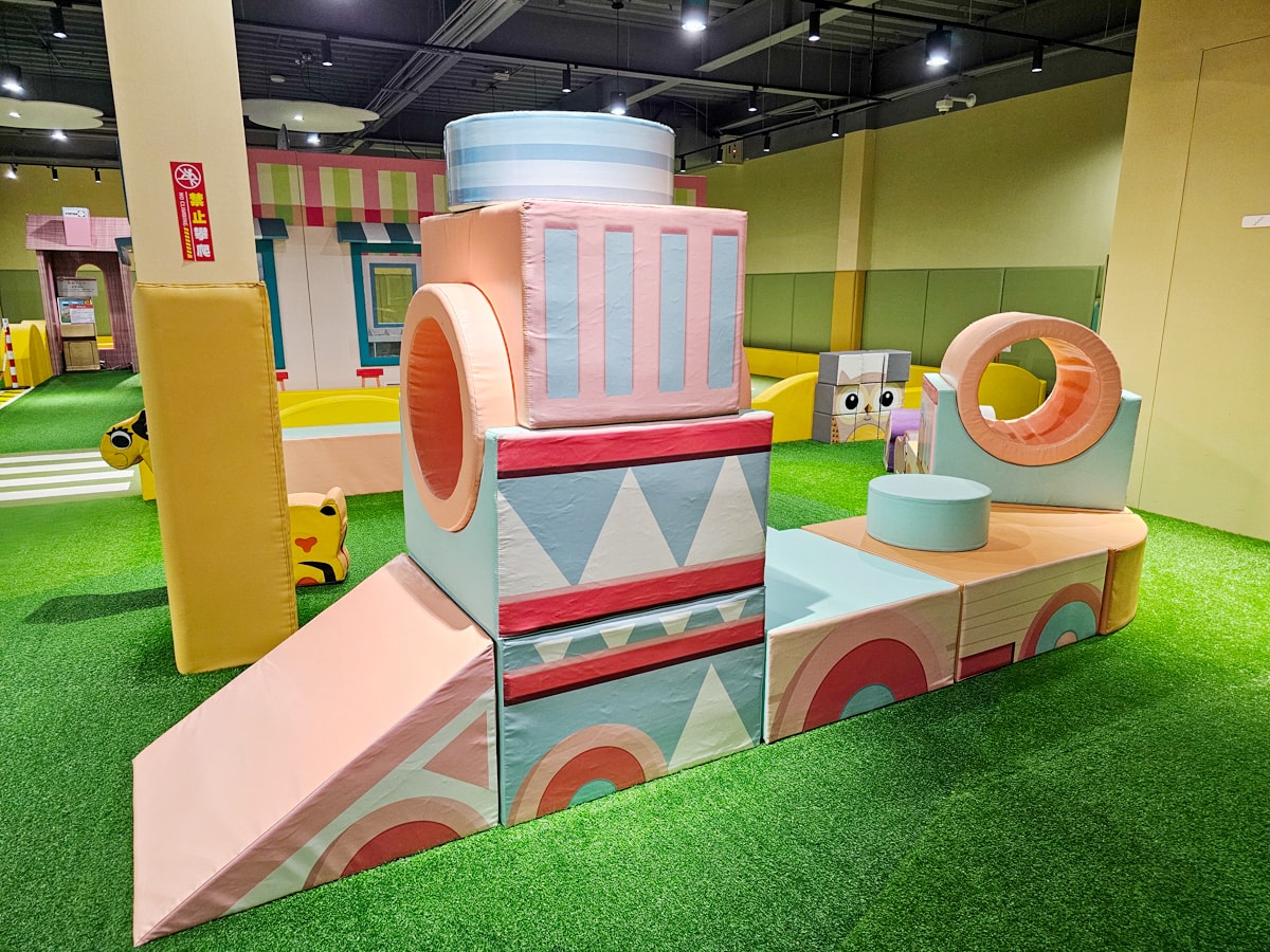 南投景點|魯魯札札咖啡親子館 日月潭最大室內親子樂園!溜小孩放電一定要來玩,伊達邵親子餐廳 - 第20張圖