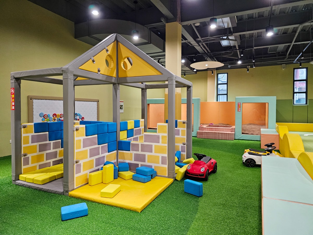 南投景點|魯魯札札咖啡親子館 日月潭最大室內親子樂園!溜小孩放電一定要來玩,伊達邵親子餐廳 - 第25張圖