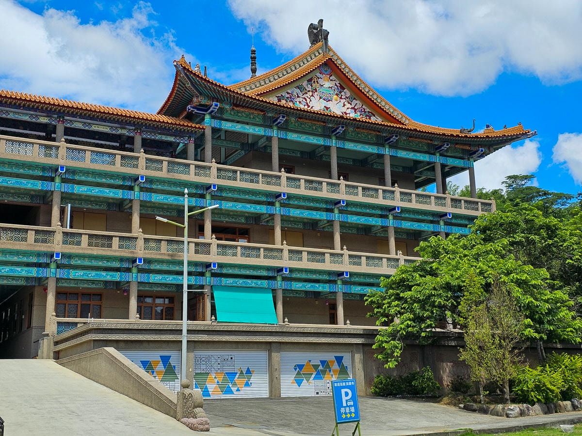 高雄最美寺廟|六龜諦願寺 千年樟木雕刻臥佛,宛如走進異國美術館裡 - 第3張圖 高雄最美寺廟|六龜諦願寺 千年樟木雕刻臥佛,宛如走進異國美術館裡