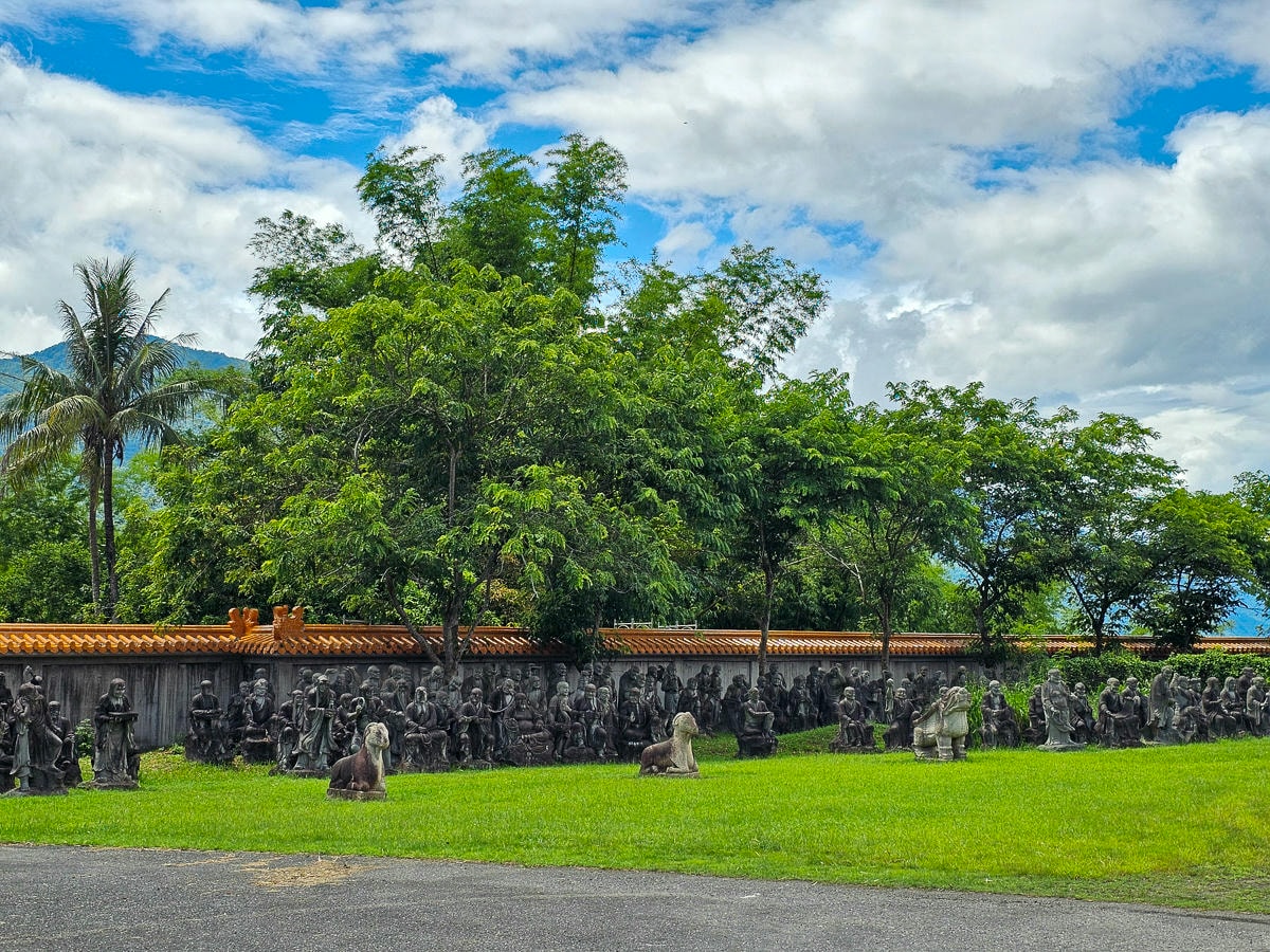 高雄最美寺廟|六龜諦願寺 千年樟木雕刻臥佛,宛如走進異國美術館裡 - 第4張圖 高雄最美寺廟|六龜諦願寺 千年樟木雕刻臥佛,宛如走進異國美術館裡
