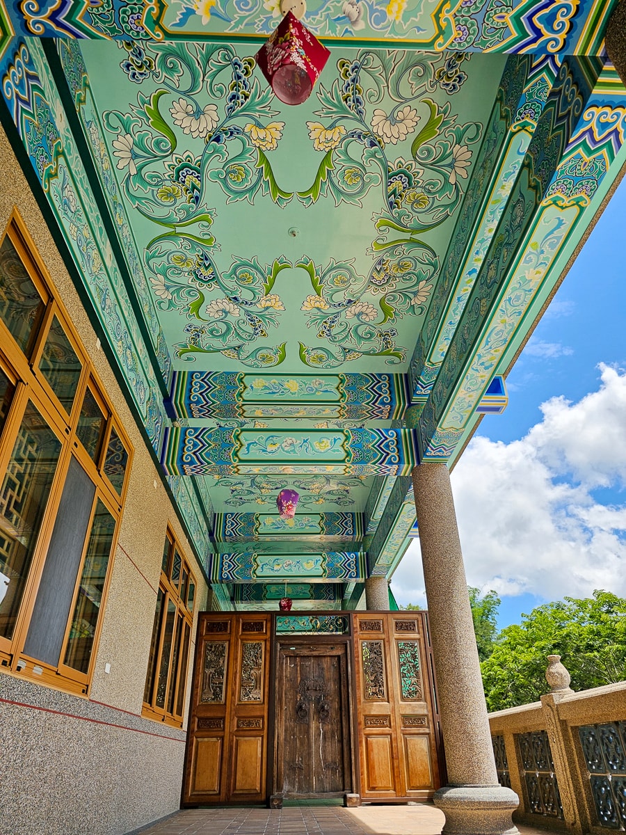 高雄最美寺廟|六龜諦願寺 千年樟木雕刻臥佛,宛如走進異國美術館裡 - 第5張圖 高雄最美寺廟|六龜諦願寺 千年樟木雕刻臥佛,宛如走進異國美術館裡