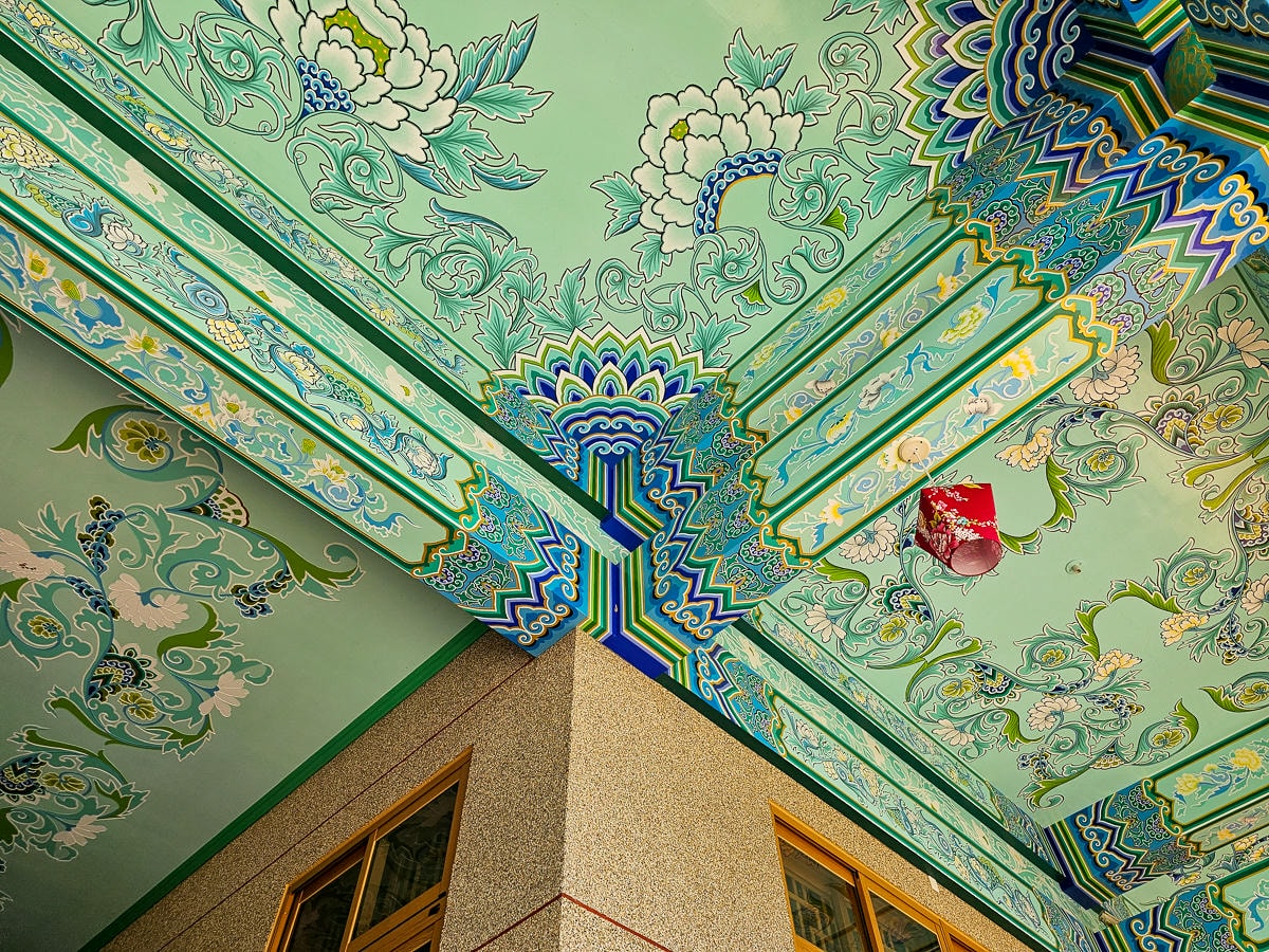 高雄最美寺廟|六龜諦願寺 千年樟木雕刻臥佛,宛如走進異國美術館裡 - 第6張圖 高雄最美寺廟|六龜諦願寺 千年樟木雕刻臥佛,宛如走進異國美術館裡