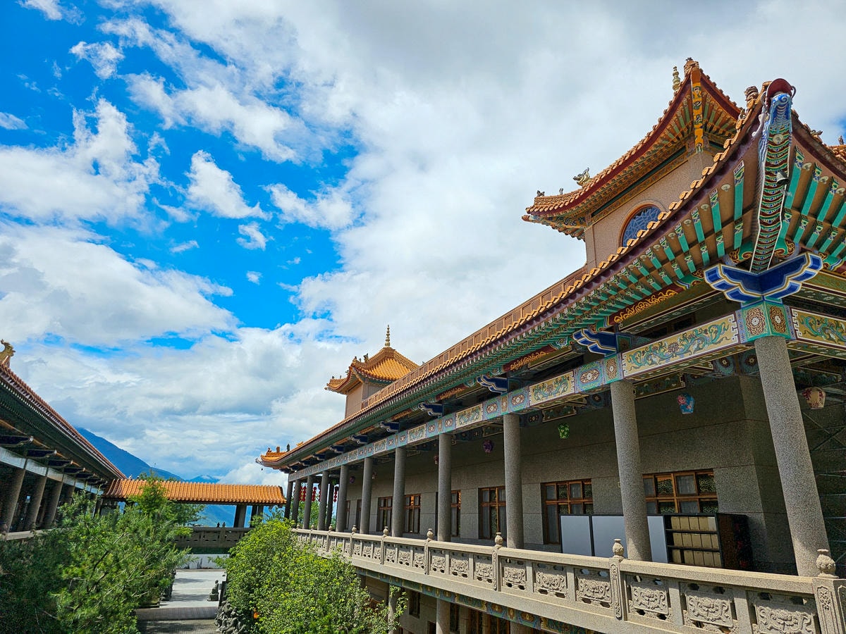 高雄最美寺廟|六龜諦願寺 千年樟木雕刻臥佛,宛如走進異國美術館裡 - 第2張圖 高雄最美寺廟|六龜諦願寺 千年樟木雕刻臥佛,宛如走進異國美術館裡