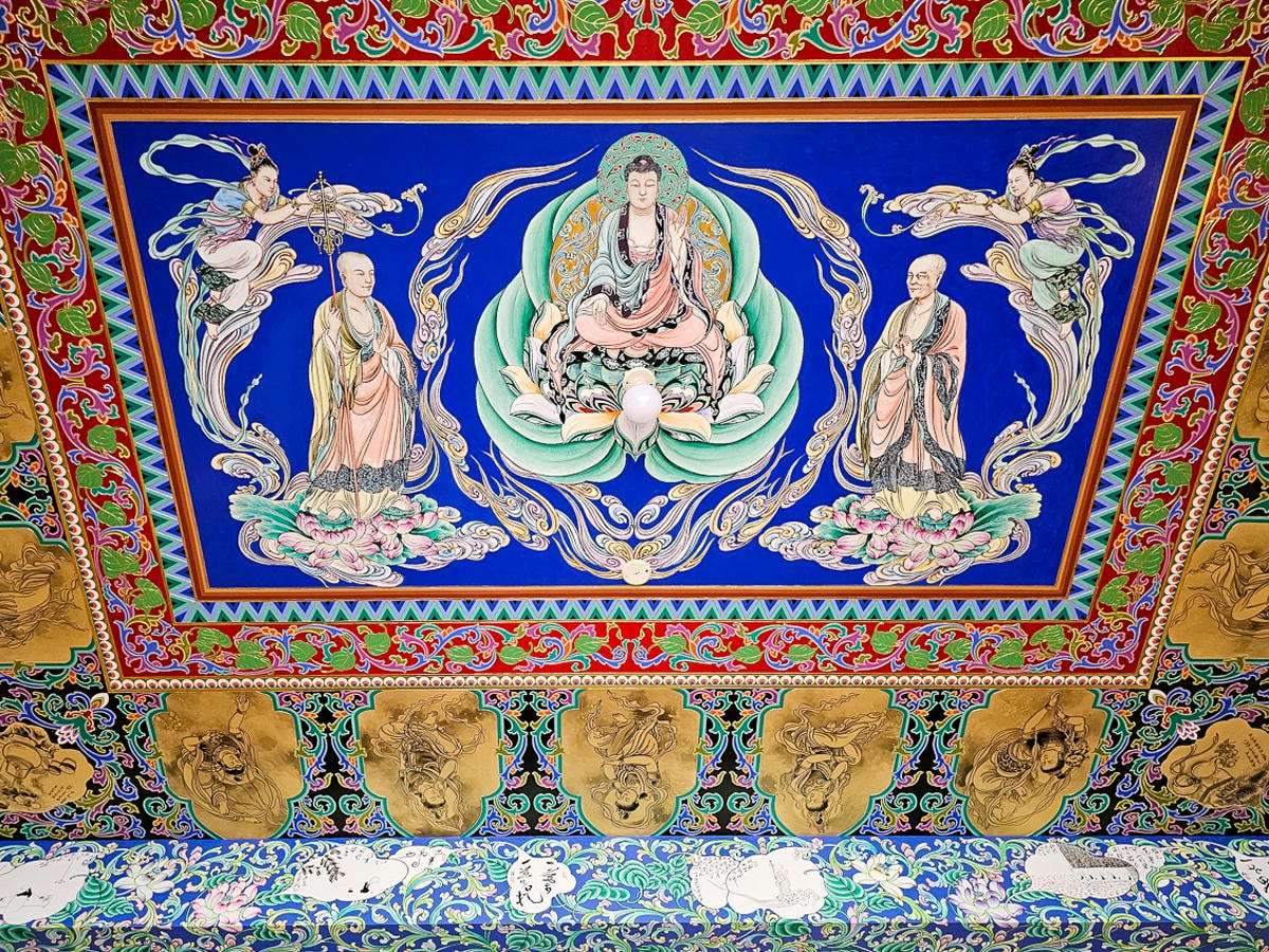 高雄最美寺廟|六龜諦願寺 千年樟木雕刻臥佛,宛如走進異國美術館裡 - 第13張圖 高雄最美寺廟|六龜諦願寺 千年樟木雕刻臥佛,宛如走進異國美術館裡