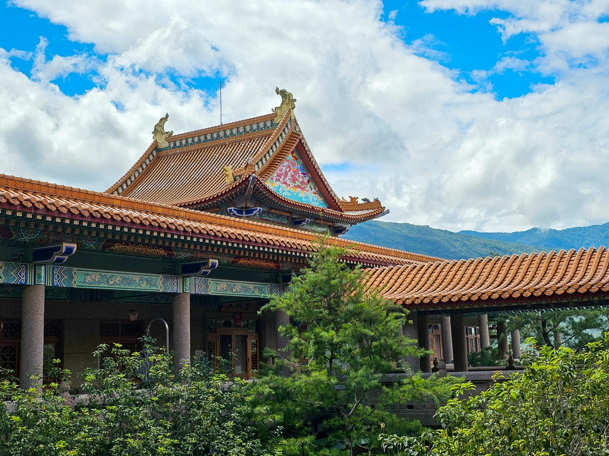 高雄最美寺廟|六龜諦願寺 千年樟木雕刻臥佛,宛如走進異國美術館裡 - 第16張圖 高雄最美寺廟|六龜諦願寺 千年樟木雕刻臥佛,宛如走進異國美術館裡