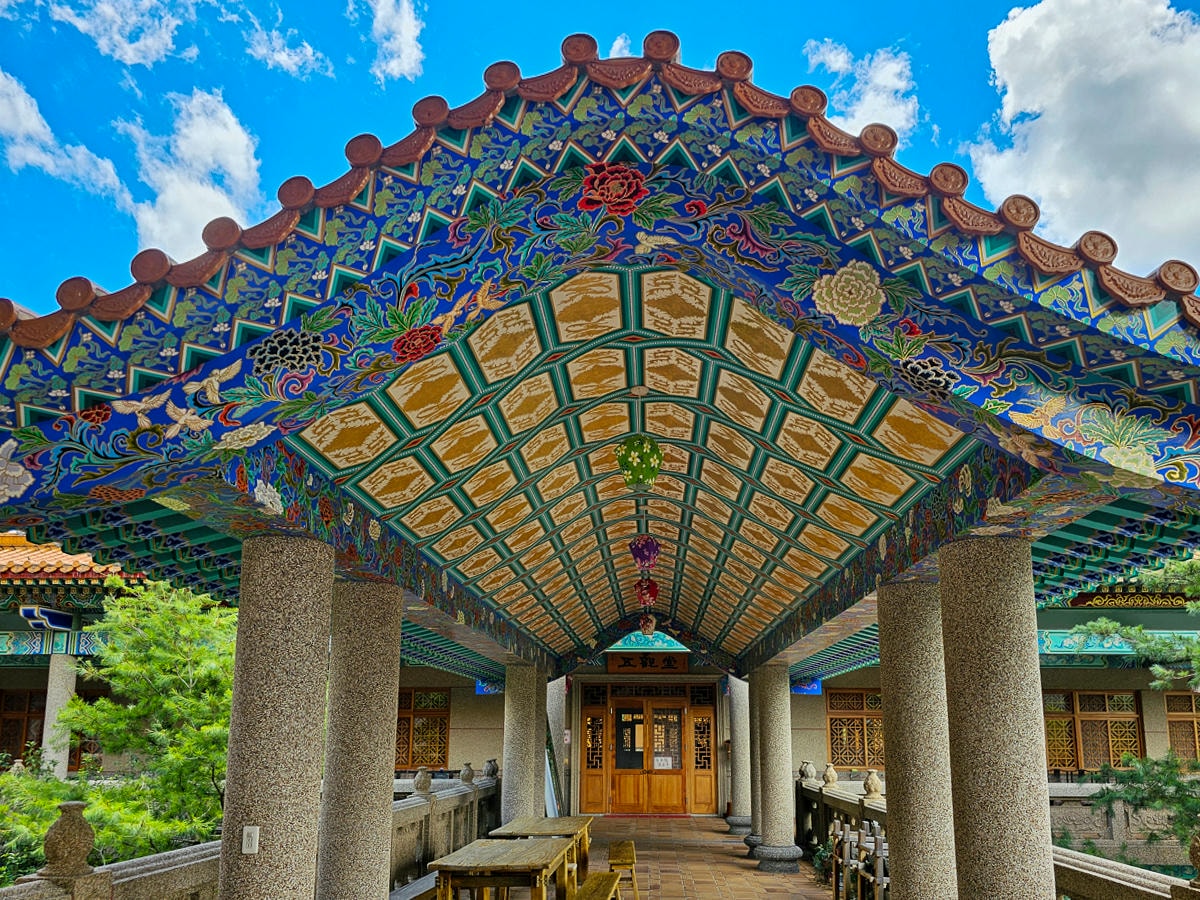 高雄最美寺廟|六龜諦願寺 千年樟木雕刻臥佛,宛如走進異國美術館裡 - 第17張圖 高雄最美寺廟|六龜諦願寺 千年樟木雕刻臥佛,宛如走進異國美術館裡