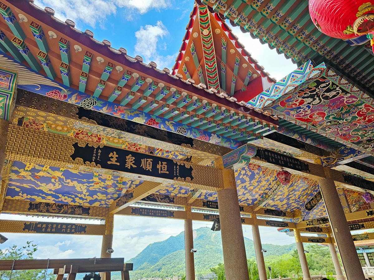 高雄最美寺廟|六龜諦願寺 千年樟木雕刻臥佛,宛如走進異國美術館裡 - 第19張圖 高雄最美寺廟|六龜諦願寺 千年樟木雕刻臥佛,宛如走進異國美術館裡