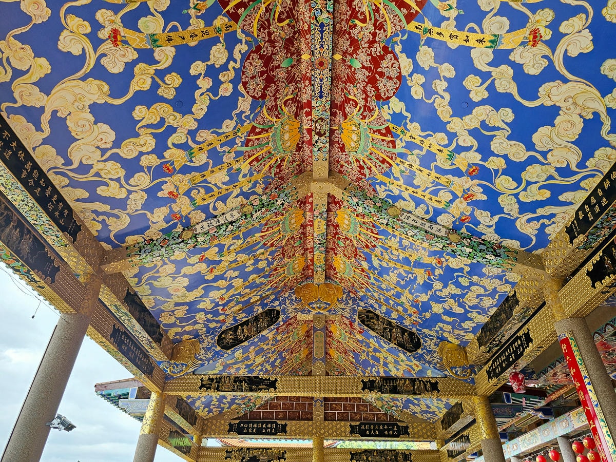 高雄最美寺廟|六龜諦願寺 千年樟木雕刻臥佛,宛如走進異國美術館裡 - 第20張圖 高雄最美寺廟|六龜諦願寺 千年樟木雕刻臥佛,宛如走進異國美術館裡