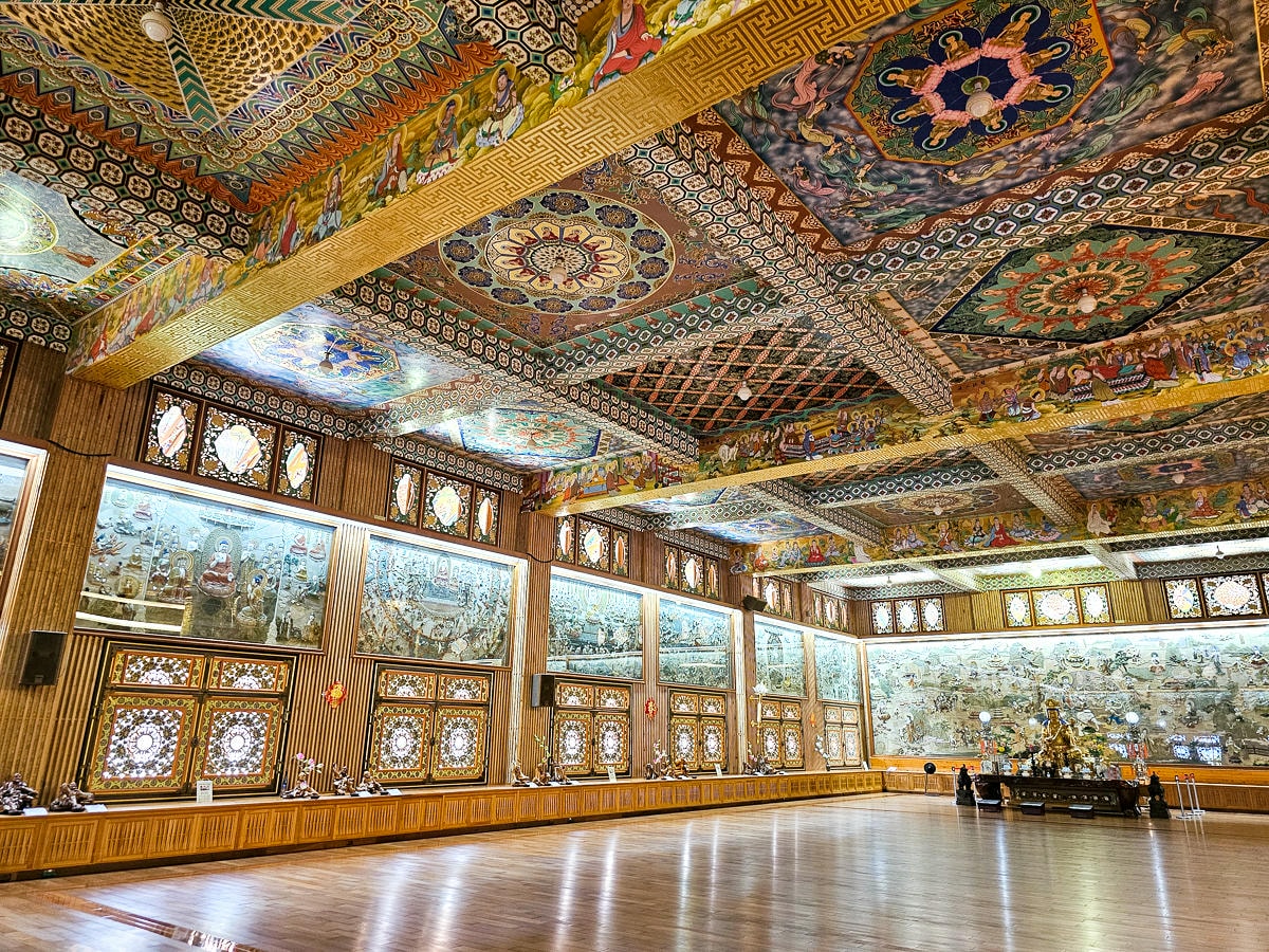 高雄最美寺廟|六龜諦願寺 千年樟木雕刻臥佛,宛如走進異國美術館裡 - 第24張圖 高雄最美寺廟|六龜諦願寺 千年樟木雕刻臥佛,宛如走進異國美術館裡
