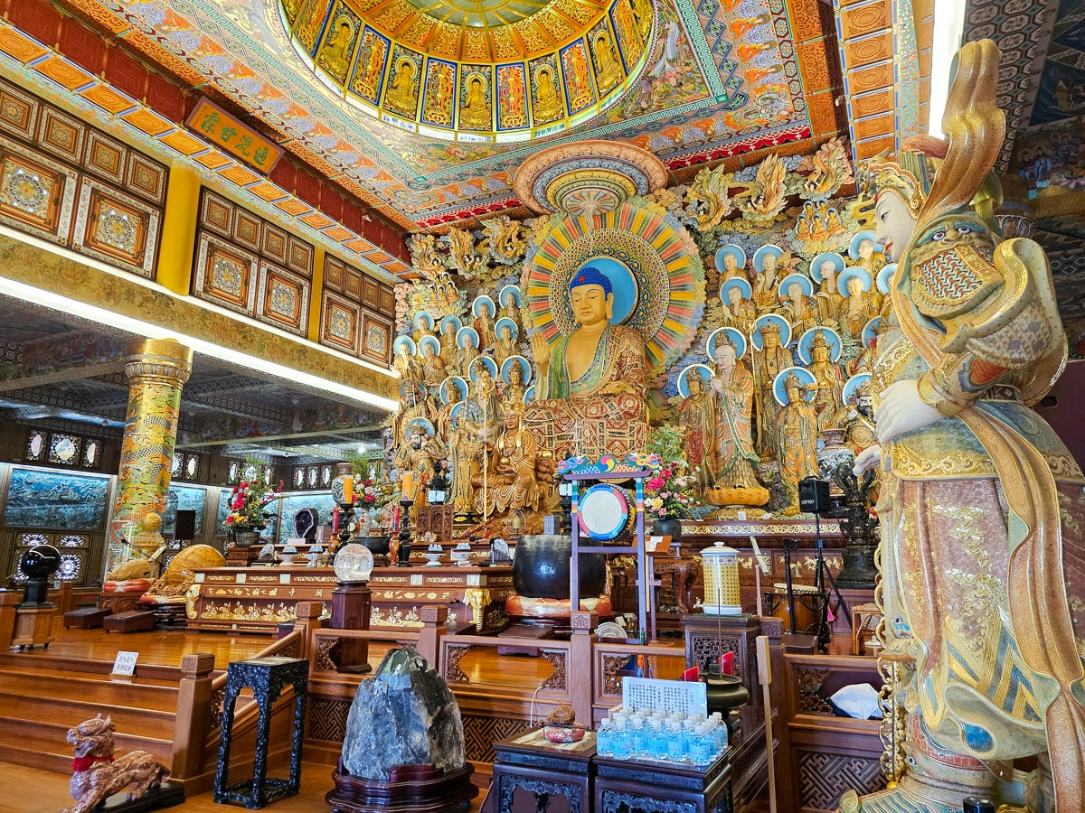 高雄最美寺廟|六龜諦願寺 千年樟木雕刻臥佛,宛如走進異國美術館裡 - 第25張圖 高雄最美寺廟|六龜諦願寺 千年樟木雕刻臥佛,宛如走進異國美術館裡