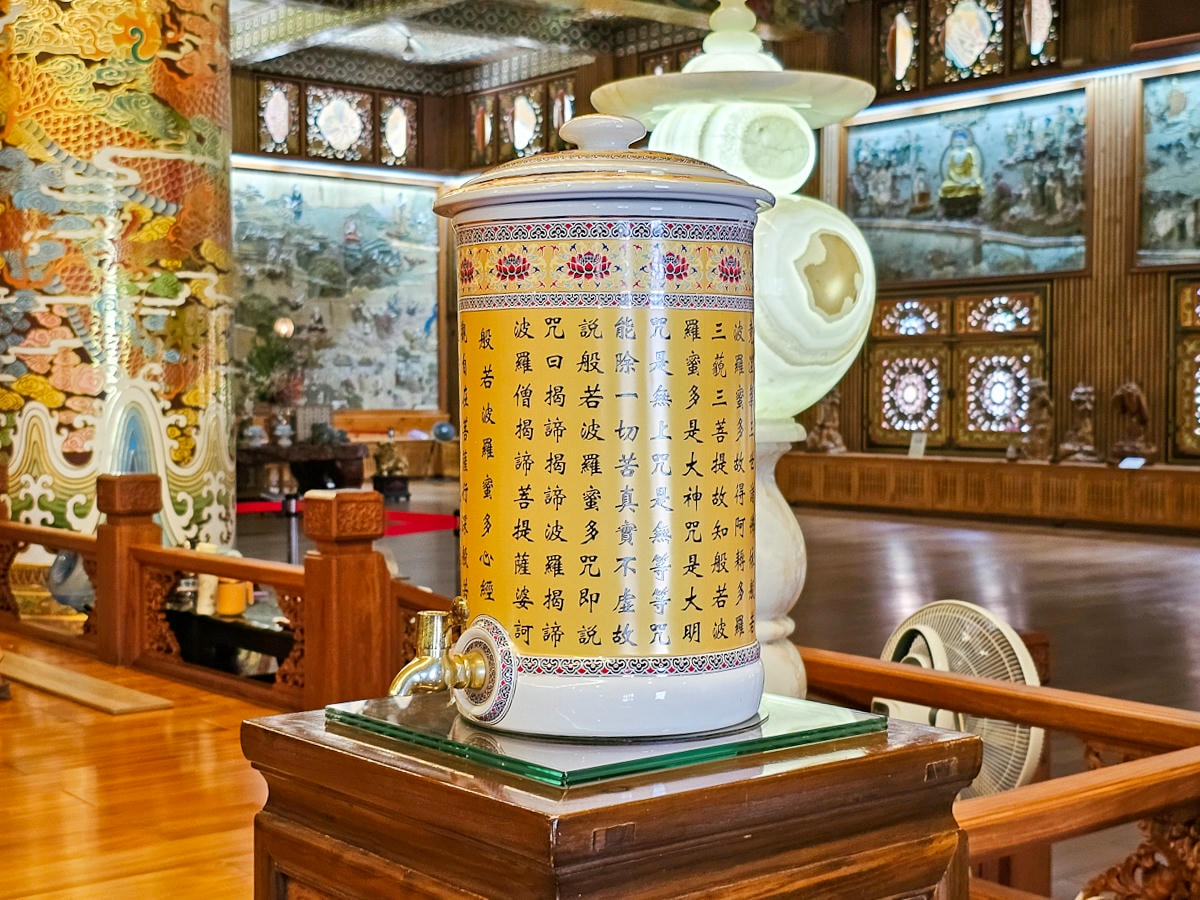 高雄最美寺廟|六龜諦願寺 千年樟木雕刻臥佛,宛如走進異國美術館裡 - 第26張圖 高雄最美寺廟|六龜諦願寺 千年樟木雕刻臥佛,宛如走進異國美術館裡