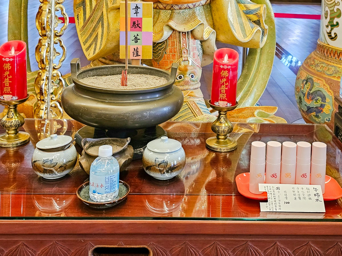 高雄最美寺廟|六龜諦願寺 千年樟木雕刻臥佛,宛如走進異國美術館裡 - 第27張圖 高雄最美寺廟|六龜諦願寺 千年樟木雕刻臥佛,宛如走進異國美術館裡