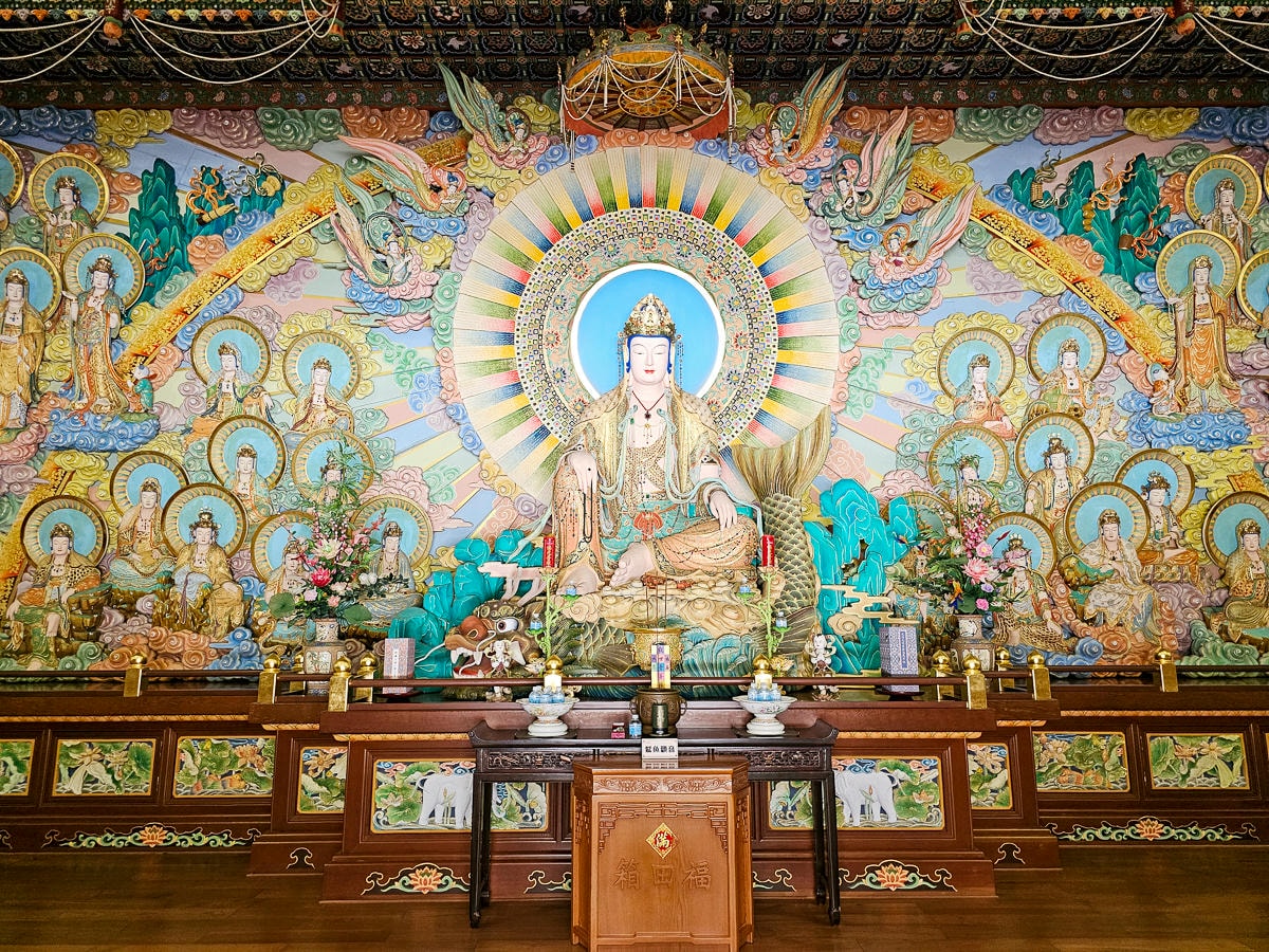 高雄最美寺廟|六龜諦願寺 千年樟木雕刻臥佛,宛如走進異國美術館裡 - 第30張圖 高雄最美寺廟|六龜諦願寺 千年樟木雕刻臥佛,宛如走進異國美術館裡