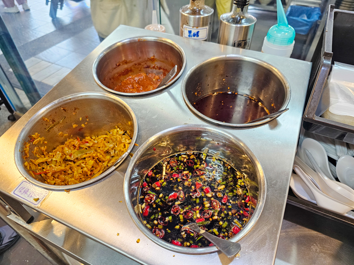 高雄鳳山|北芳園牛肉拉麵-大東店 乾麵/水餃/餛飩湯/酸辣麵 平價國民美食 - 第7張圖