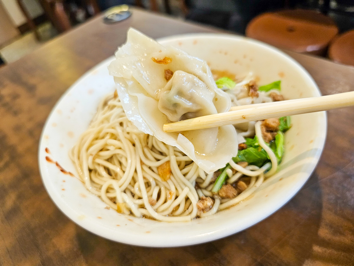 高雄鳳山|北芳園牛肉拉麵-大東店 乾麵/水餃/餛飩湯/酸辣麵 平價國民美食 - 第12張圖