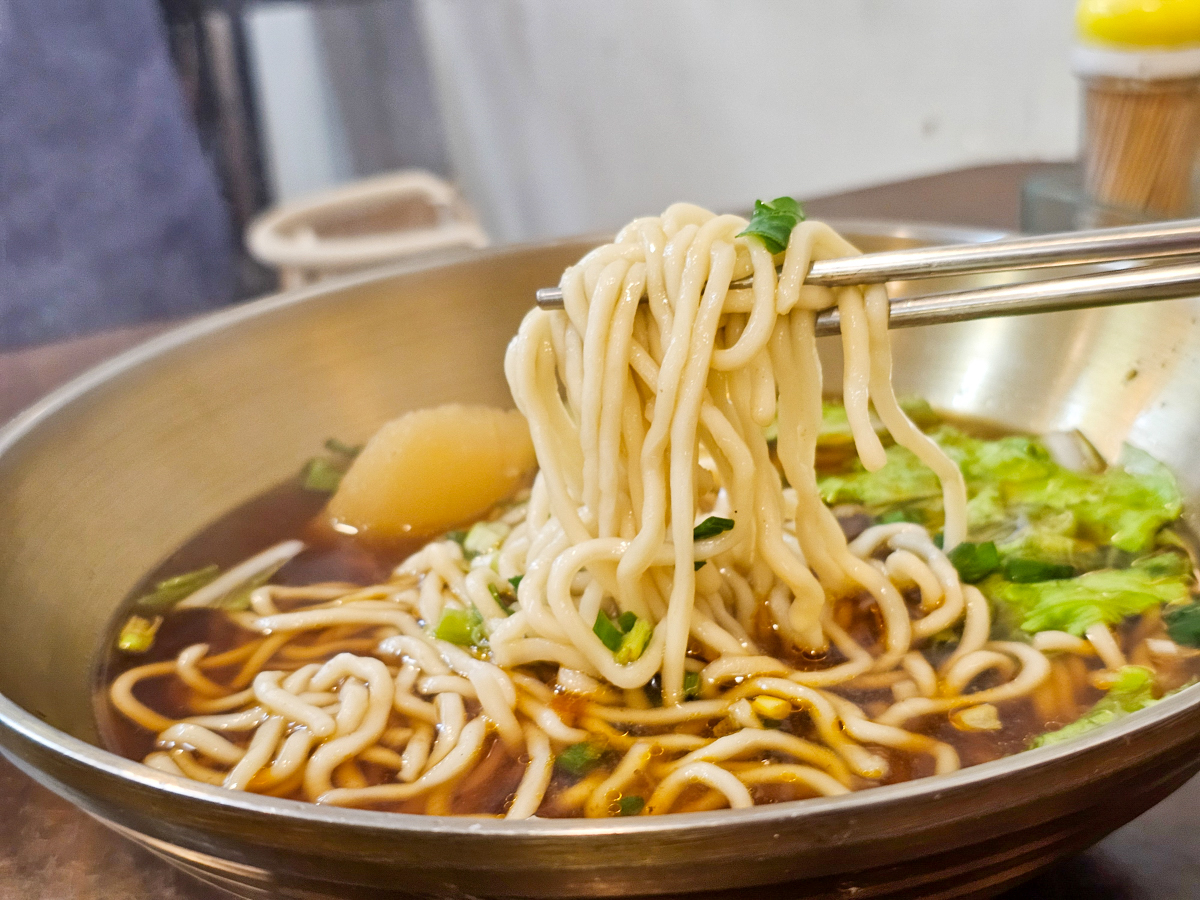 高雄鳳山|北芳園牛肉拉麵-大東店 乾麵/水餃/餛飩湯/酸辣麵 平價國民美食 - 第23張圖