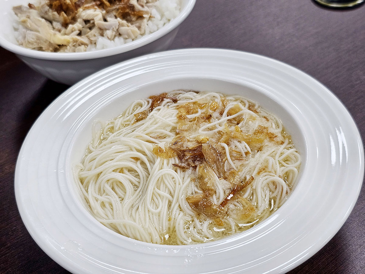 五甲美食推薦|呷雞湯鳳南店 在地人激推個人雞湯!帶骨土雞肉、去骨白羽雞腿肉暖心又暖胃 - 第10張圖