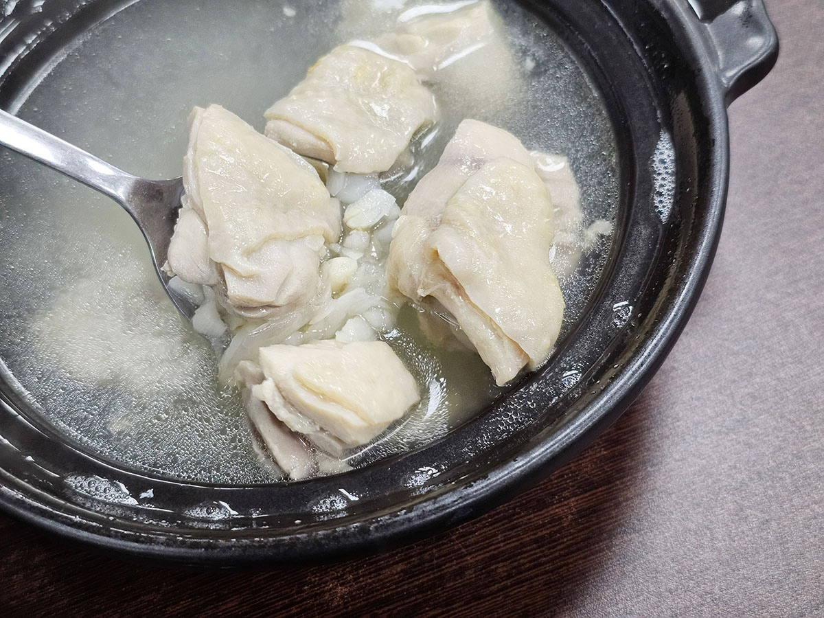 五甲美食推薦|呷雞湯鳳南店 在地人激推個人雞湯!帶骨土雞肉、去骨白羽雞腿肉暖心又暖胃 - 第16張圖