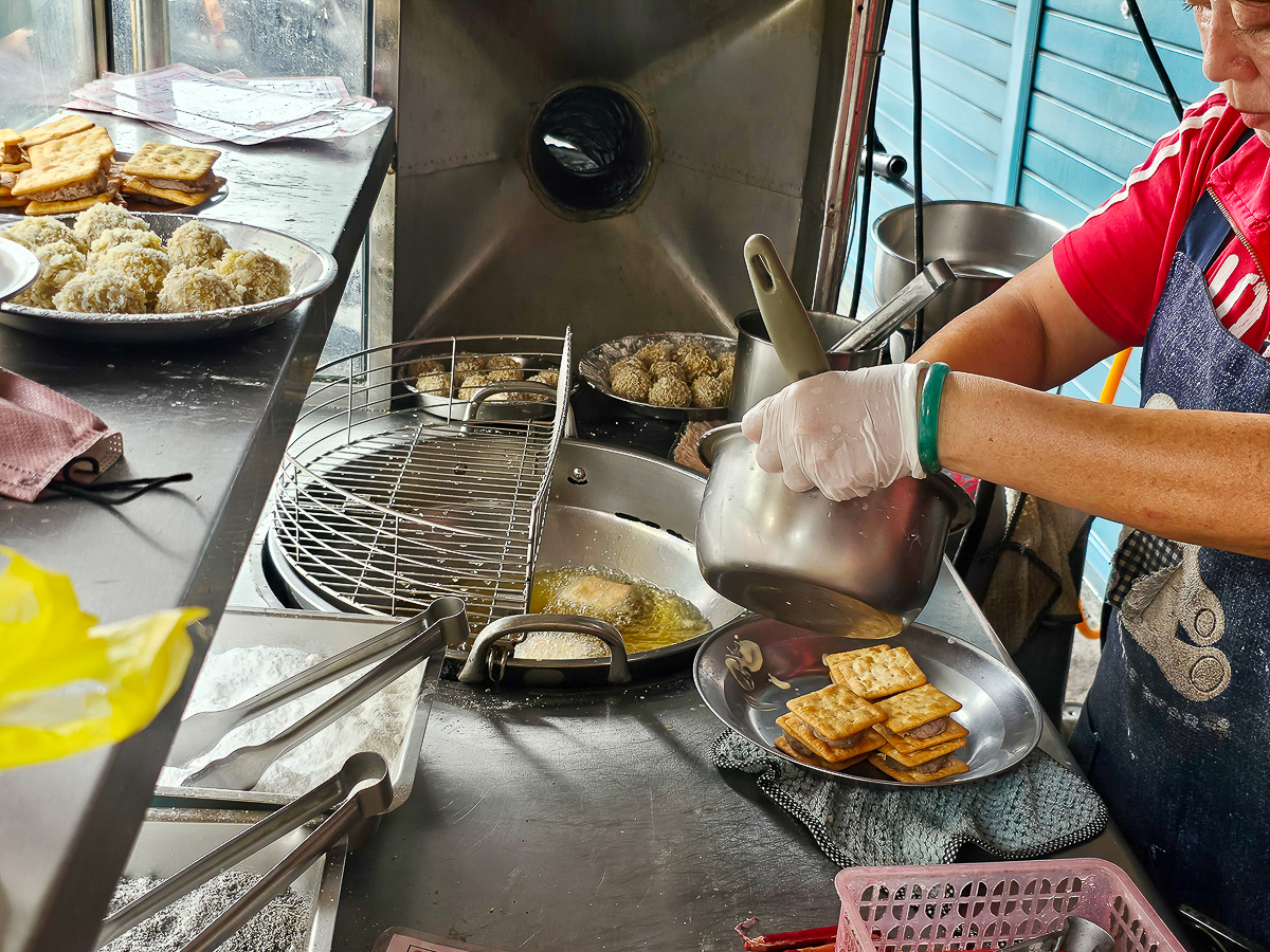 10元可以買什麼?芋見蘇媽媽-五甲白糖粿 芋泥球、芋餅、紅豆餅、炸麻糬|金黃酥脆不油膩通通都好吃 - 第4張圖
