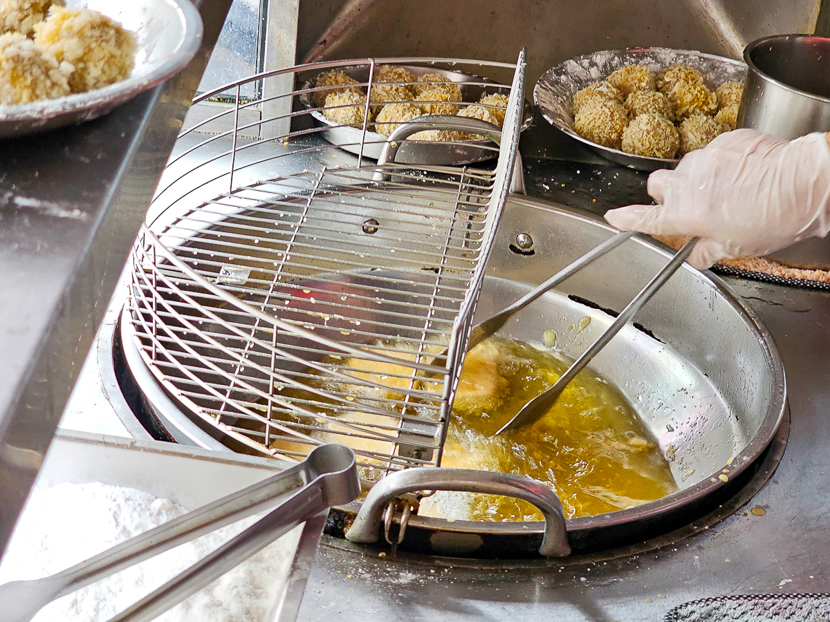 10元可以買什麼?芋見蘇媽媽-五甲白糖粿 芋泥球、芋餅、紅豆餅、炸麻糬|金黃酥脆不油膩通通都好吃 - 第5張圖