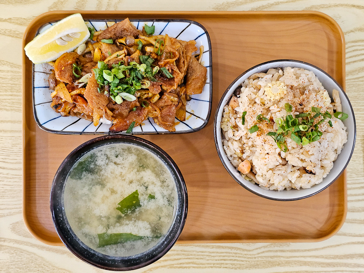 鳳山大東｜良盛吉食 輕食系丼飯也能很有飽足感！寵物友善