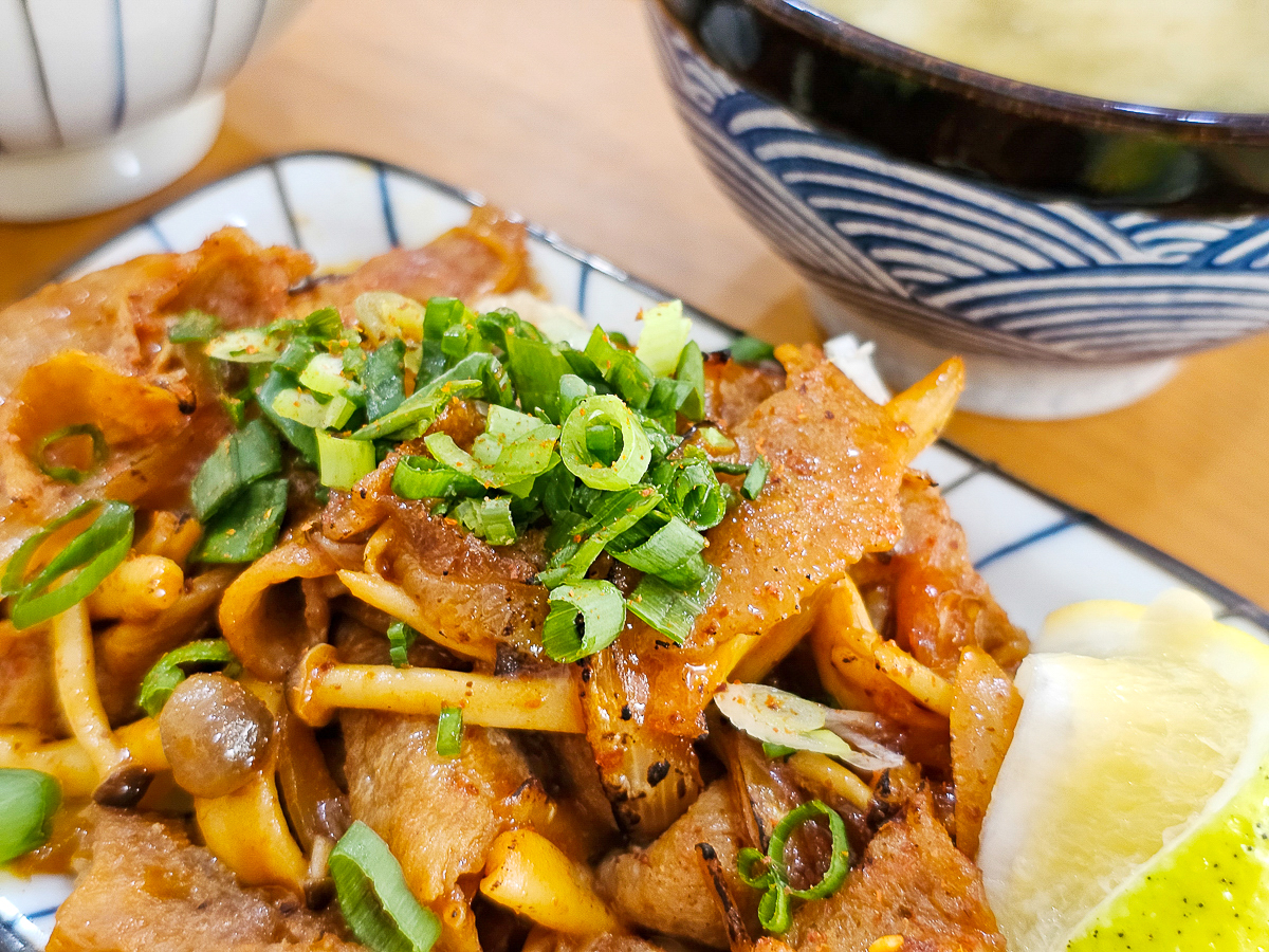 鳳山大東｜良盛吉食 輕食系丼飯也能很有飽足感！寵物友善