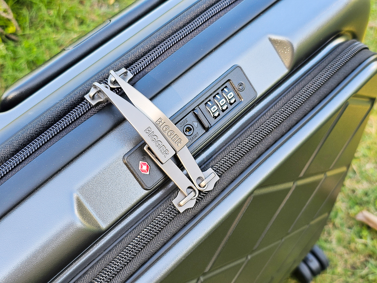 我把行李箱變小了!BIGGER 20吋菱格紋前開摺疊箱 行李箱界的小魔術師 - 第8張圖