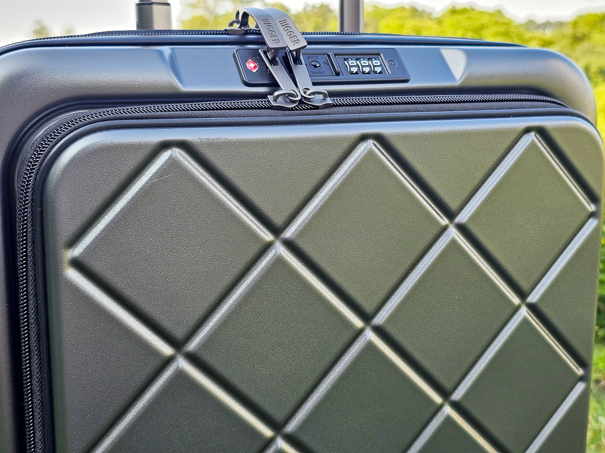 我把行李箱變小了!BIGGER 20吋菱格紋前開摺疊箱 行李箱界的小魔術師 - 第4張圖