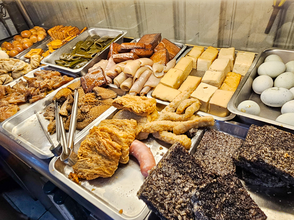 高雄五甲美食|梁師父牛肉麵店 手工水餃+香辣炒酸菜一吃就上癮 - 第4張圖 高雄五甲美食|梁師父牛肉麵店 手工水餃+香辣炒酸菜一吃就上癮