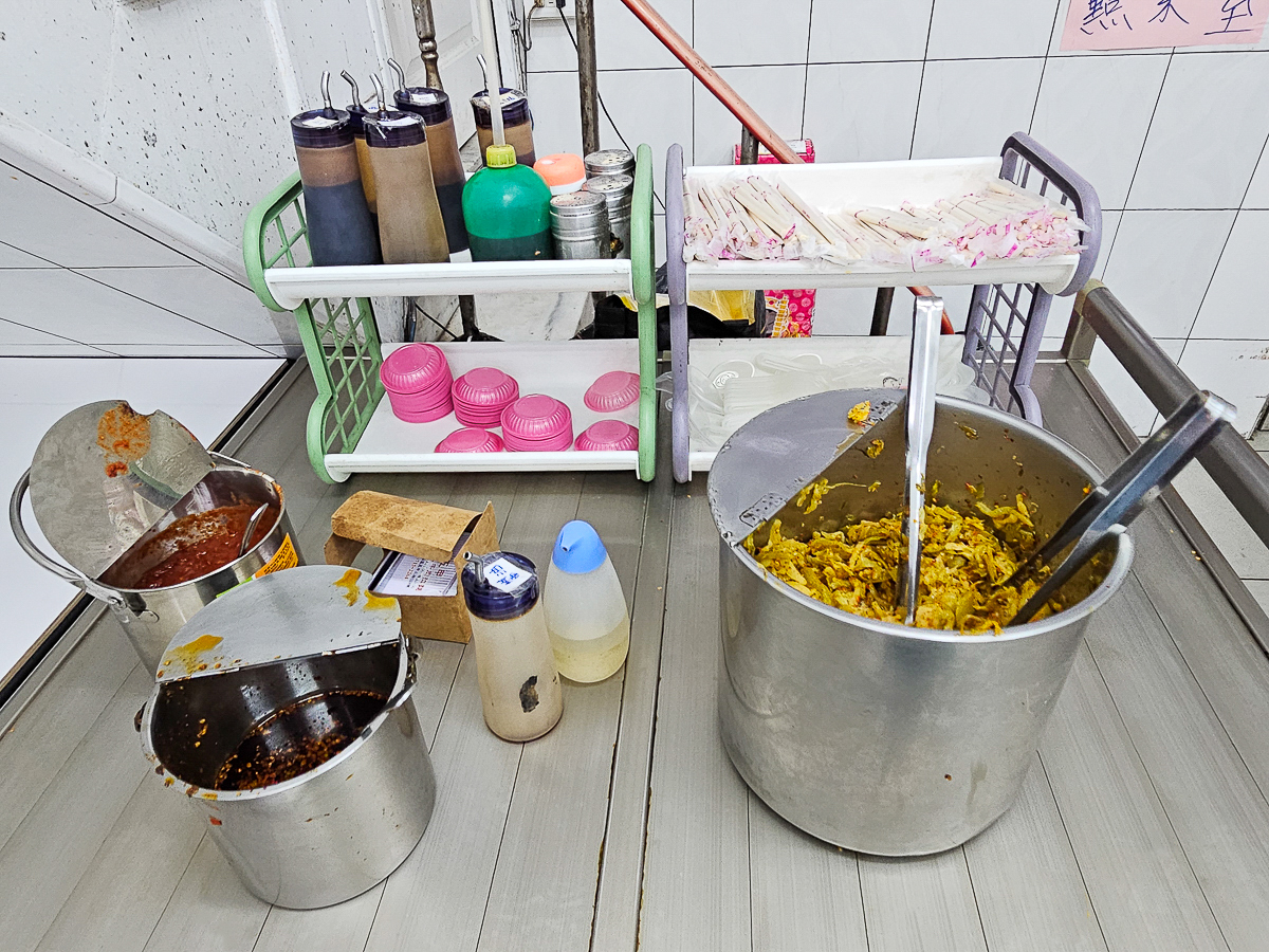 高雄五甲美食|梁師父牛肉麵店 手工水餃+香辣炒酸菜一吃就上癮 - 第7張圖 高雄五甲美食|梁師父牛肉麵店 手工水餃+香辣炒酸菜一吃就上癮