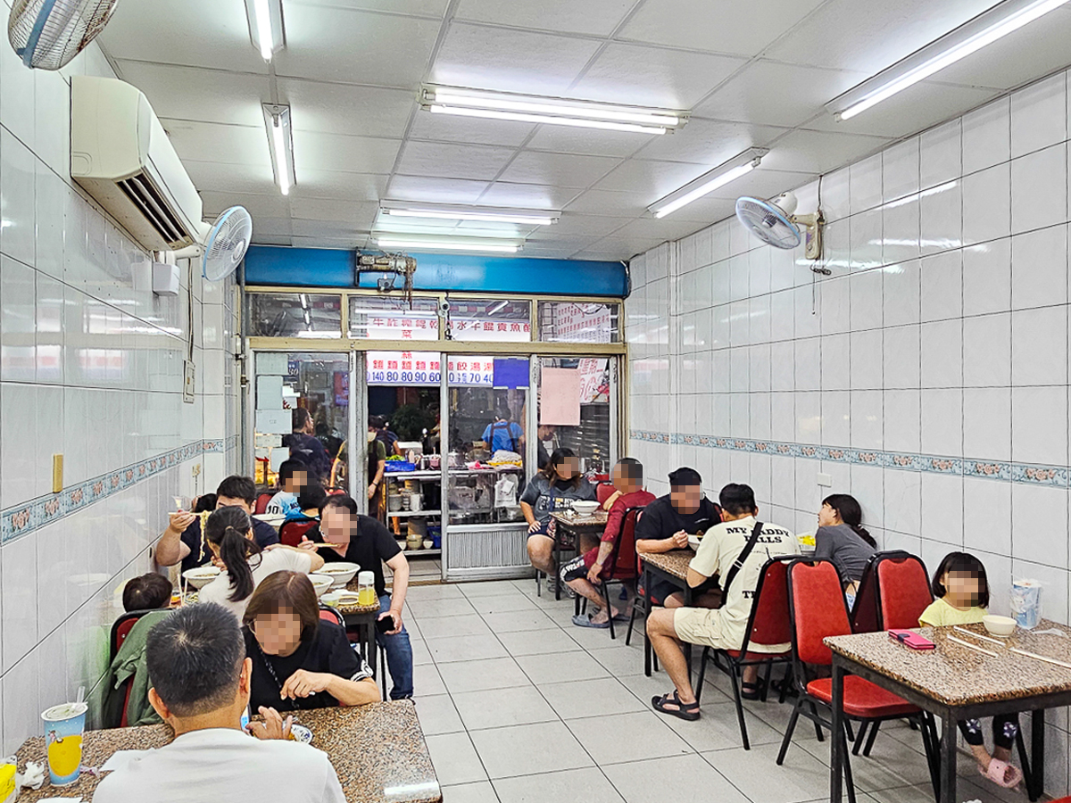 高雄五甲美食|梁師父牛肉麵店 手工水餃+香辣炒酸菜一吃就上癮 - 第5張圖 高雄五甲美食|梁師父牛肉麵店 手工水餃+香辣炒酸菜一吃就上癮