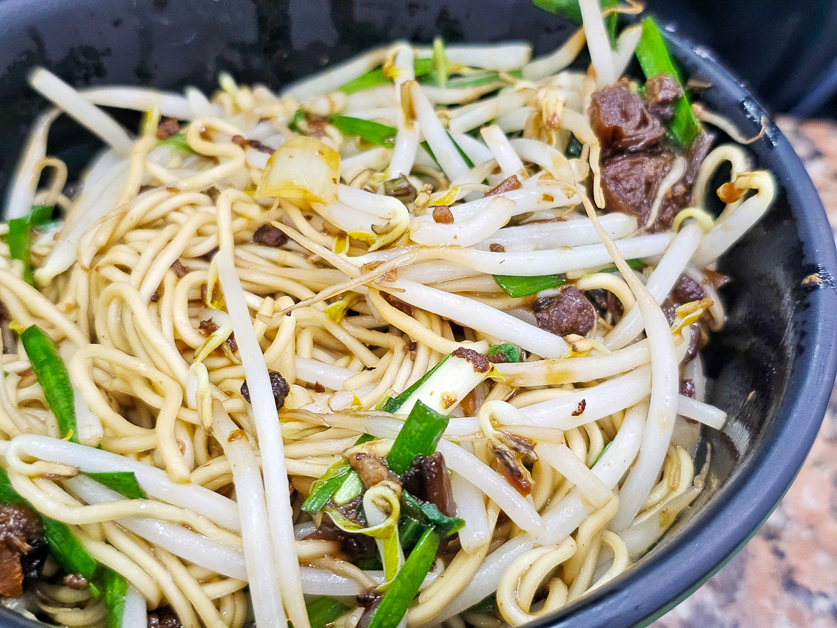 高雄五甲美食|梁師父牛肉麵店 手工水餃+香辣炒酸菜一吃就上癮 - 第12張圖 高雄五甲美食|梁師父牛肉麵店 手工水餃+香辣炒酸菜一吃就上癮