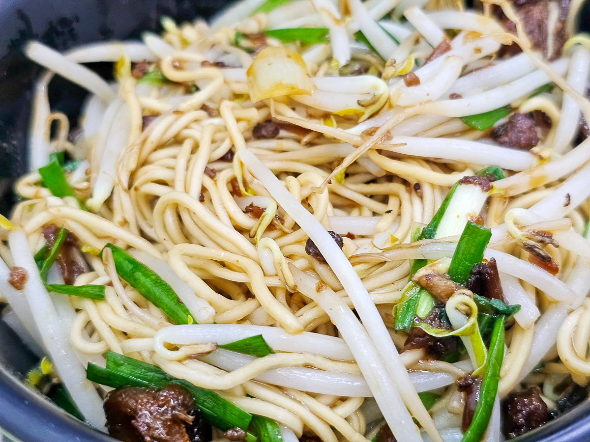 高雄五甲美食|梁師父牛肉麵店 手工水餃+香辣炒酸菜一吃就上癮 - 第13張圖 高雄五甲美食|梁師父牛肉麵店 手工水餃+香辣炒酸菜一吃就上癮