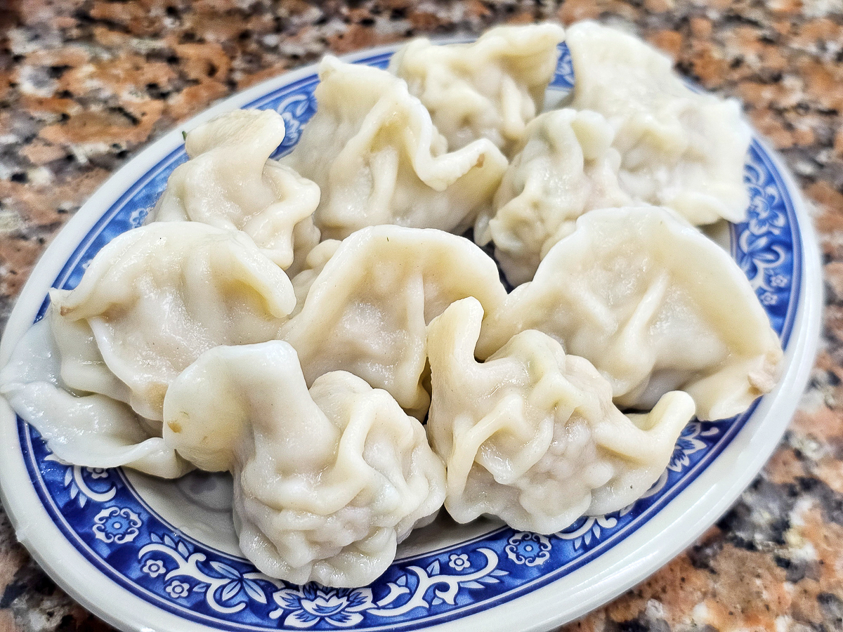 高雄五甲美食|梁師父牛肉麵店 手工水餃+香辣炒酸菜一吃就上癮 - 第14張圖 高雄五甲美食|梁師父牛肉麵店 手工水餃+香辣炒酸菜一吃就上癮