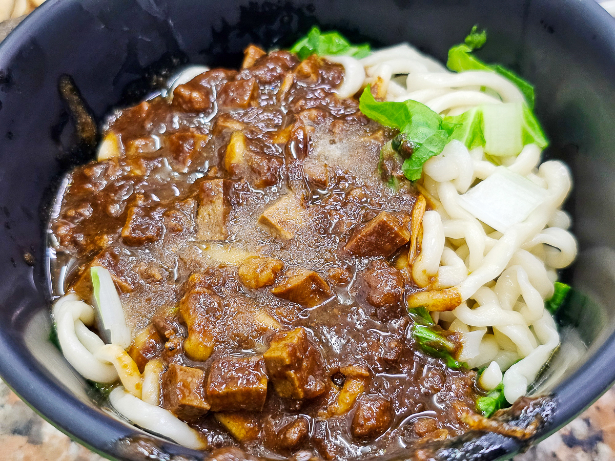 高雄五甲美食|梁師父牛肉麵店 手工水餃+香辣炒酸菜一吃就上癮 - 第10張圖 高雄五甲美食|梁師父牛肉麵店 手工水餃+香辣炒酸菜一吃就上癮