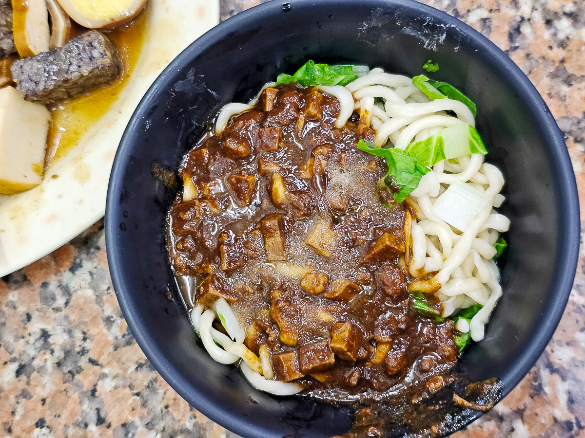 高雄五甲美食|梁師父牛肉麵店 手工水餃+香辣炒酸菜一吃就上癮 - 第9張圖 高雄五甲美食|梁師父牛肉麵店 手工水餃+香辣炒酸菜一吃就上癮