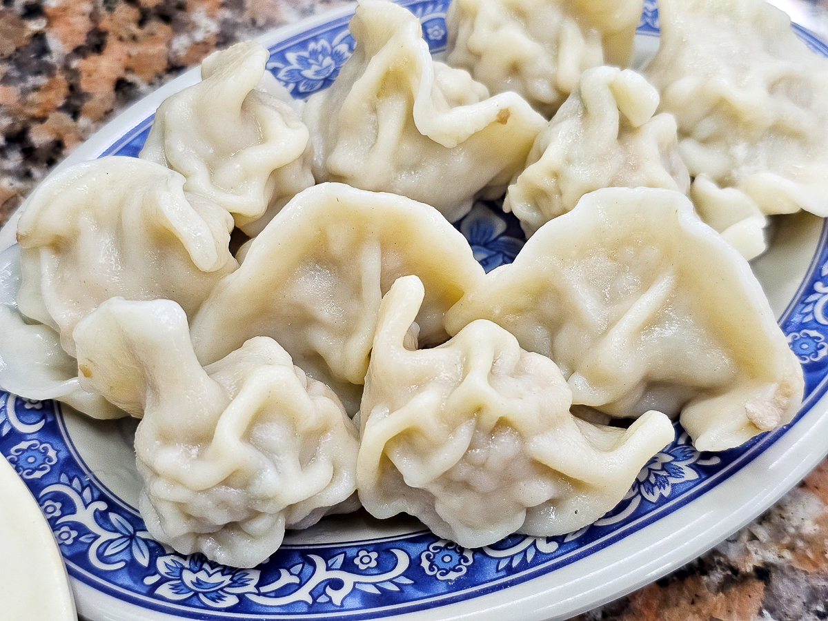 高雄五甲美食|梁師父牛肉麵店 手工水餃+香辣炒酸菜一吃就上癮 - 第15張圖 高雄五甲美食|梁師父牛肉麵店 手工水餃+香辣炒酸菜一吃就上癮