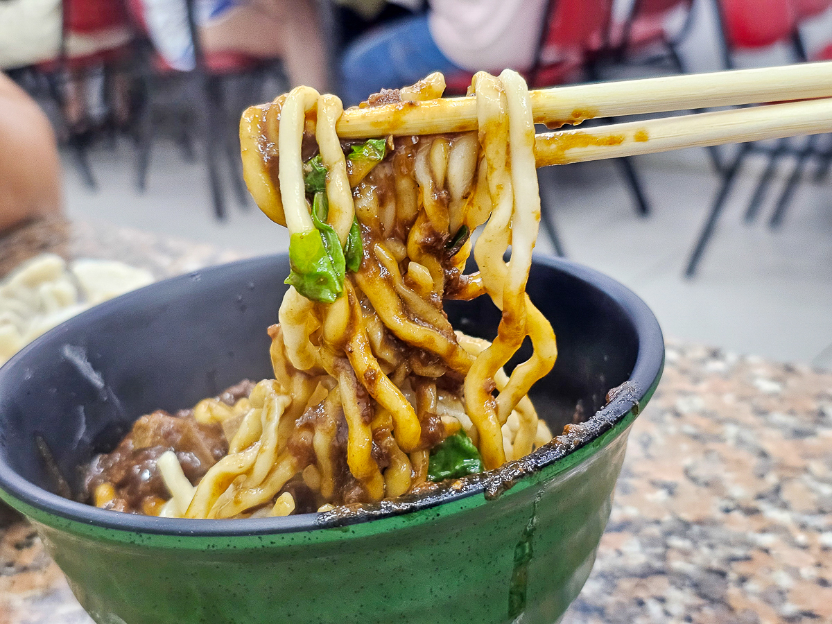 高雄五甲美食|梁師父牛肉麵店 手工水餃+香辣炒酸菜一吃就上癮 - 第11張圖 高雄五甲美食|梁師父牛肉麵店 手工水餃+香辣炒酸菜一吃就上癮